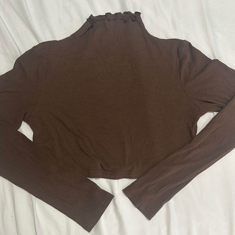 3/$10 Cropped ruffle mock neck long sleeve shirt large